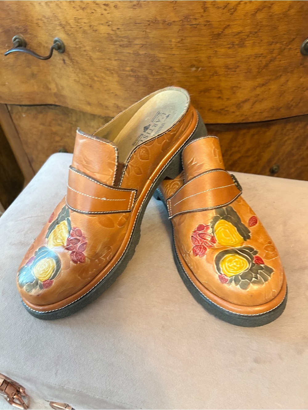 L'Artiste by Spring Step Zoozi clogs hand-painted leather with a lug sole